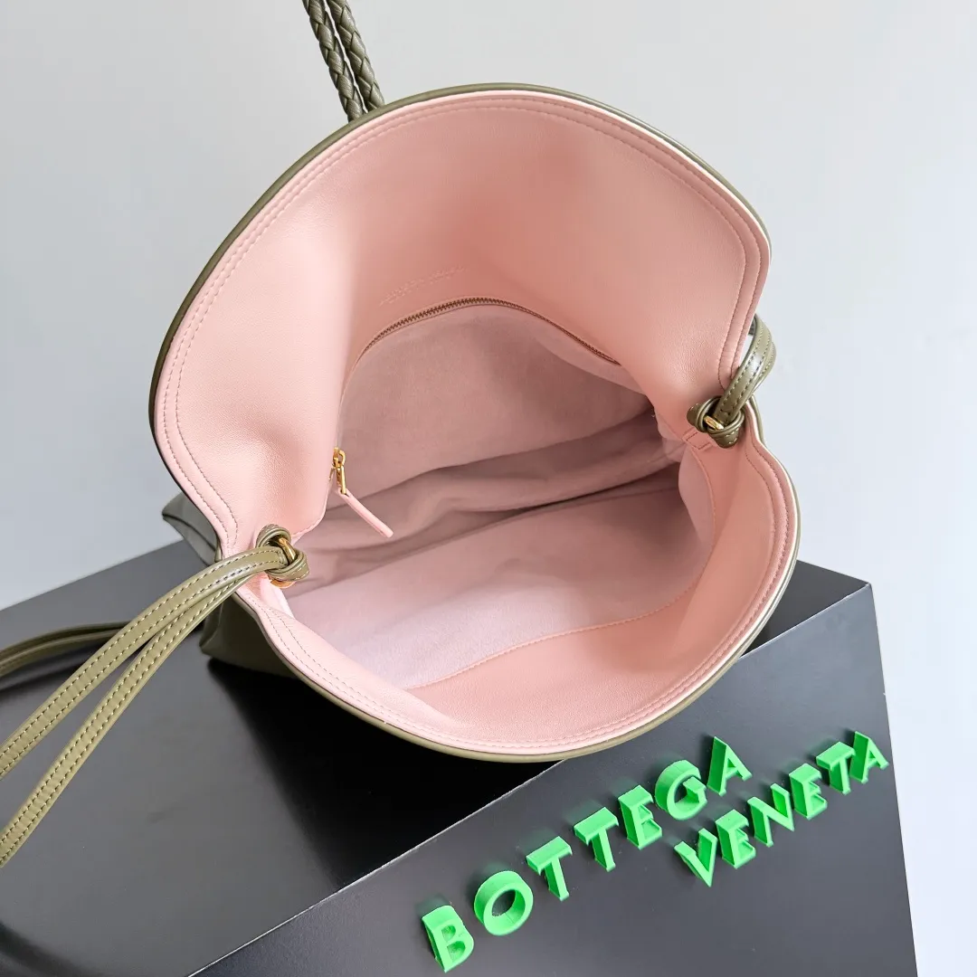 Batch 1680 Inspired by the 1970s, the Bottega Veneta women's logo shoulder bag has a smooth leather surface that brings a clean and handsome feel, just like the neatness and tenacity of a working woman. The front buckle is made of high-quality hardware pendant, the overall retro elegance, and the excellent leather feels soft. This Bottega Veneta series can be described as beautiful, weakening the complexity of the outfit, not competing for it, and only using the best quality to interpret itself. Style number: 806034 (large size) Size: 30*20*8cm